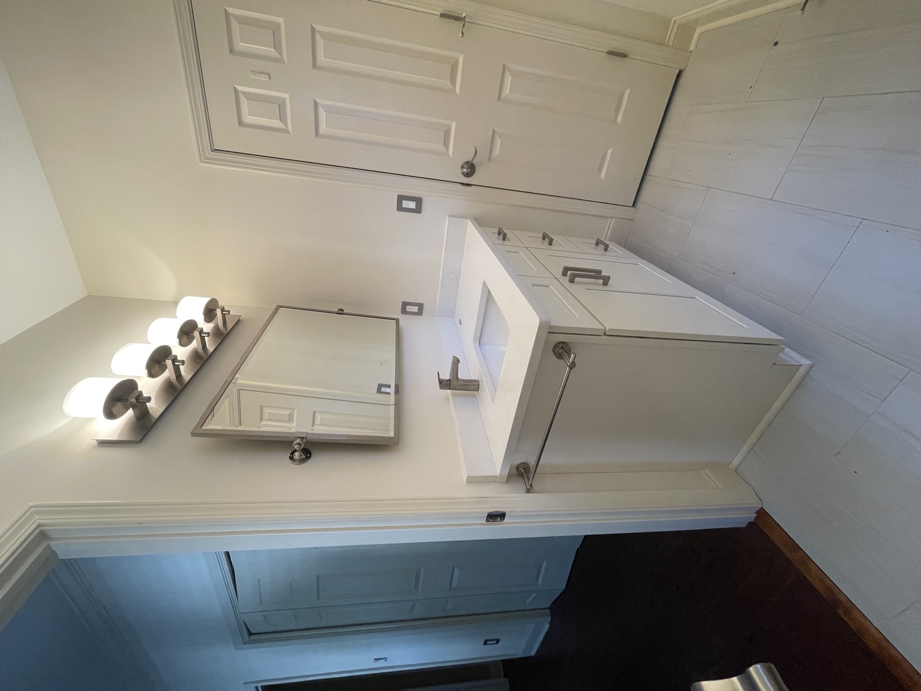 Bathroom with white quartz vanity