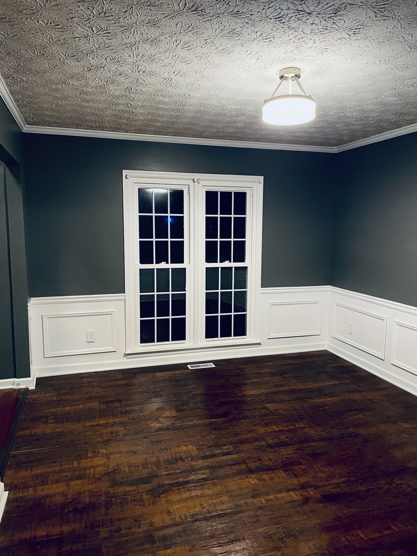 Same room finished with dark wood floor